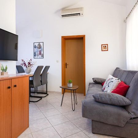 Villa Livia With Three Nice Apartments, Swimming Pool, Childrens Playground, Barbecue And Free Parking Ližnjan Exteriér fotografie
