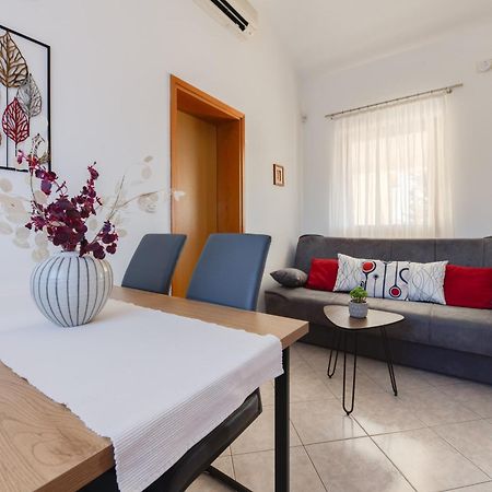 Villa Livia With Three Nice Apartments, Swimming Pool, Childrens Playground, Barbecue And Free Parking Ližnjan Exteriér fotografie