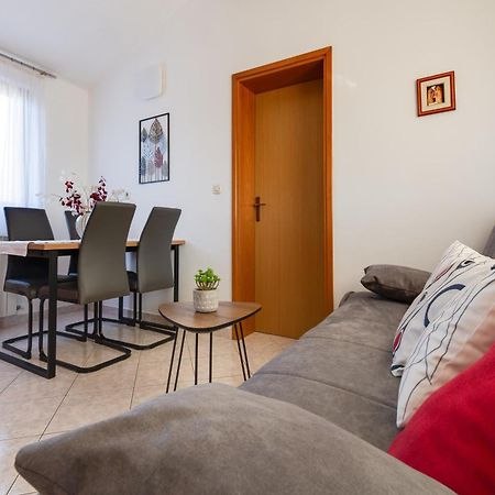 Villa Livia With Three Nice Apartments, Swimming Pool, Childrens Playground, Barbecue And Free Parking Ližnjan Exteriér fotografie