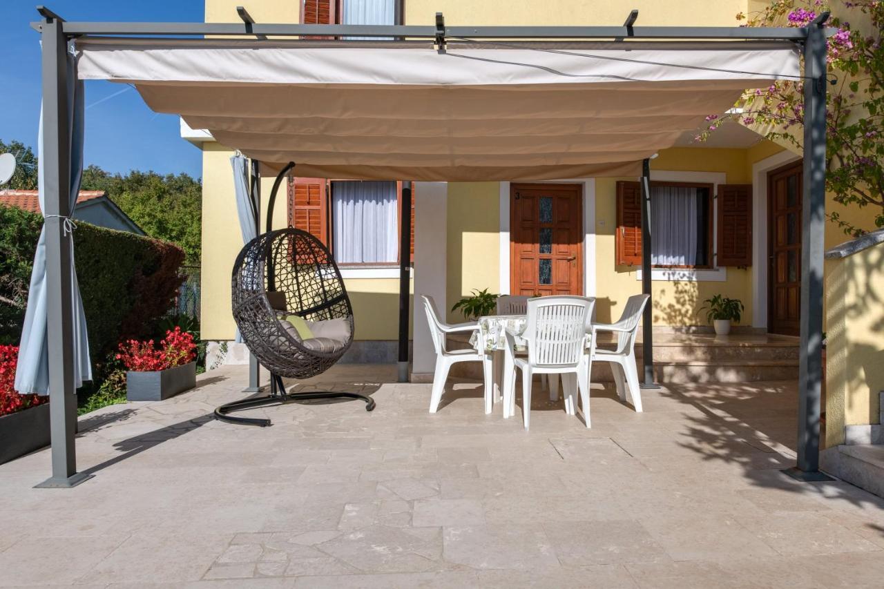 Villa Livia With Three Nice Apartments, Swimming Pool, Childrens Playground, Barbecue And Free Parking Ližnjan Exteriér fotografie