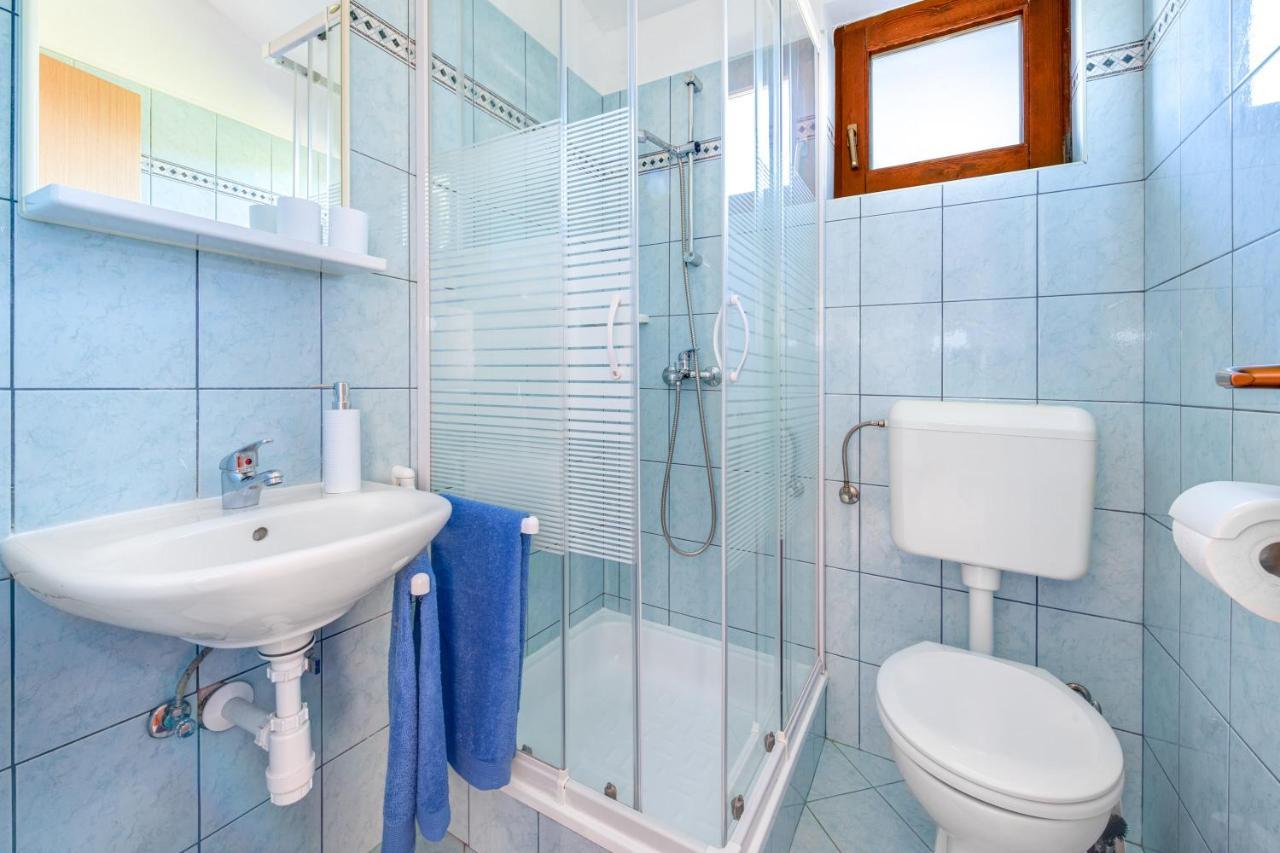 Villa Livia With Three Nice Apartments, Swimming Pool, Childrens Playground, Barbecue And Free Parking Ližnjan Exteriér fotografie