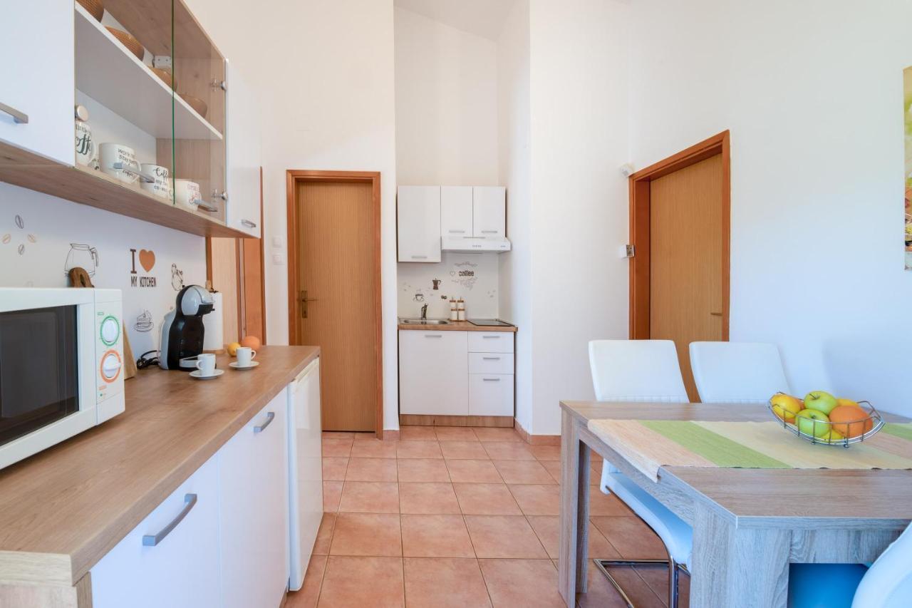 Villa Livia With Three Nice Apartments, Swimming Pool, Childrens Playground, Barbecue And Free Parking Ližnjan Exteriér fotografie