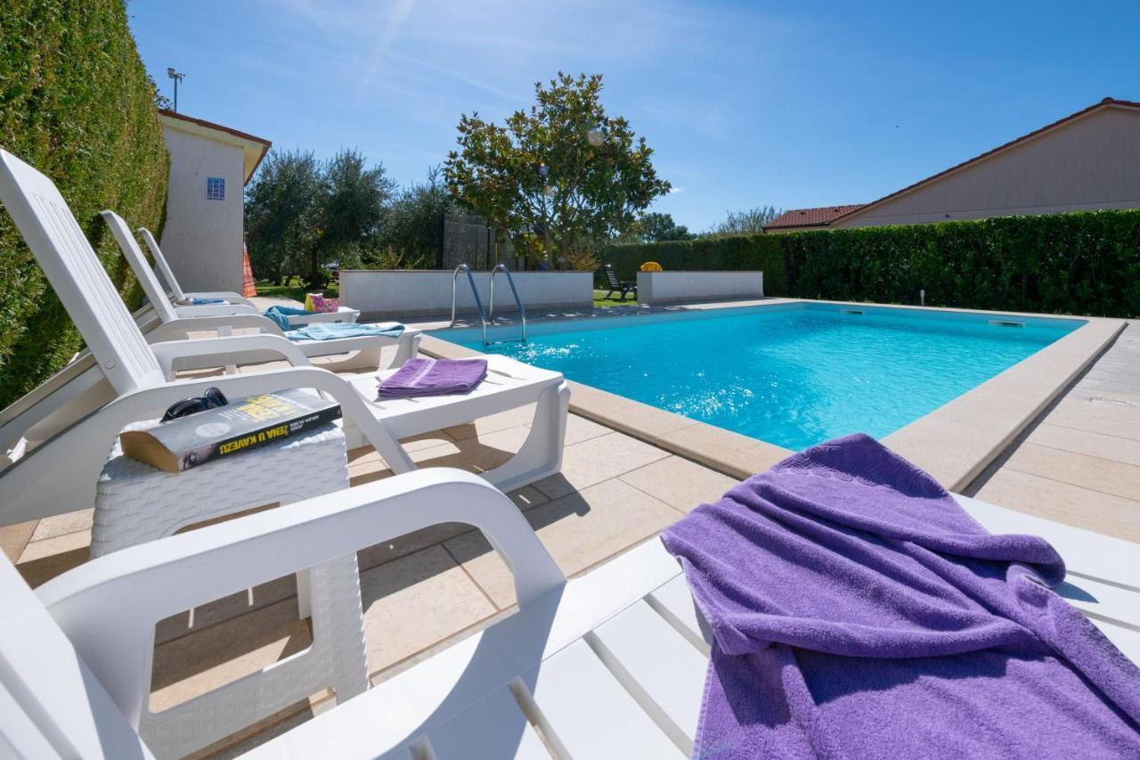 Villa Livia With Three Nice Apartments, Swimming Pool, Childrens Playground, Barbecue And Free Parking Ližnjan Exteriér fotografie