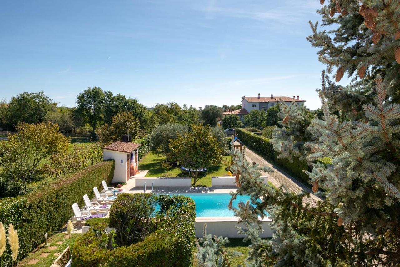 Villa Livia With Three Nice Apartments, Swimming Pool, Childrens Playground, Barbecue And Free Parking Ližnjan Exteriér fotografie