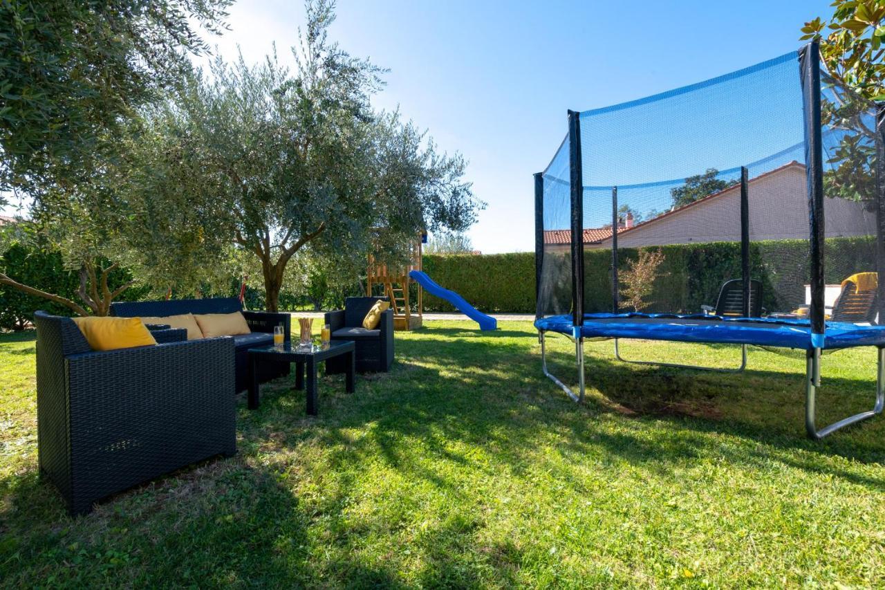 Villa Livia With Three Nice Apartments, Swimming Pool, Childrens Playground, Barbecue And Free Parking Ližnjan Exteriér fotografie