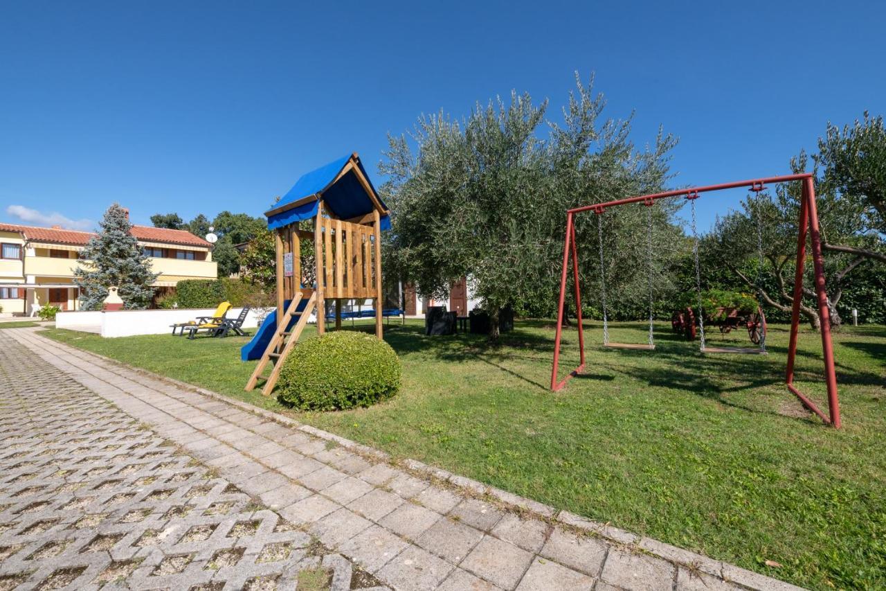 Villa Livia With Three Nice Apartments, Swimming Pool, Childrens Playground, Barbecue And Free Parking Ližnjan Exteriér fotografie