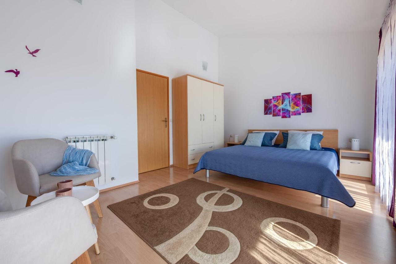 Villa Livia With Three Nice Apartments, Swimming Pool, Childrens Playground, Barbecue And Free Parking Ližnjan Exteriér fotografie