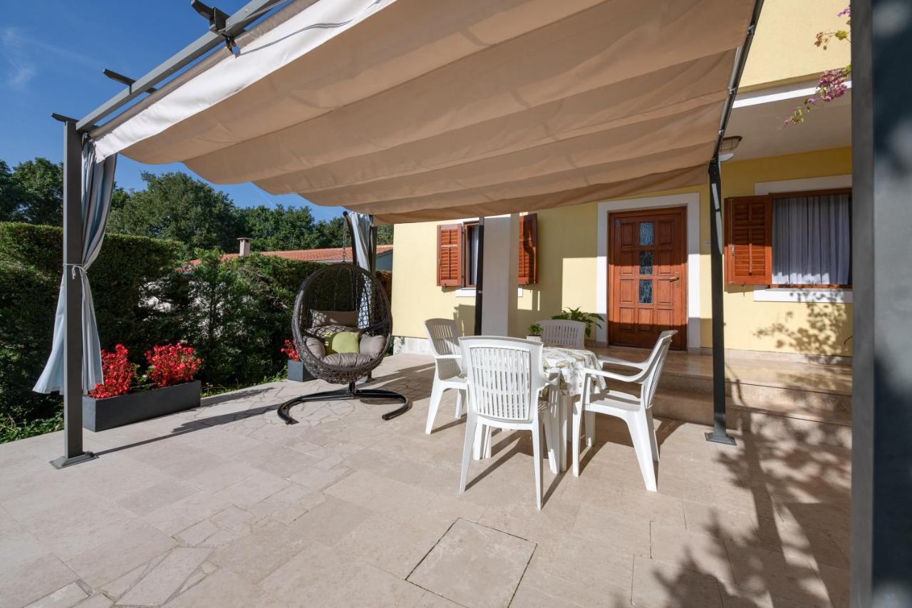 Villa Livia With Three Nice Apartments, Swimming Pool, Childrens Playground, Barbecue And Free Parking Ližnjan Exteriér fotografie