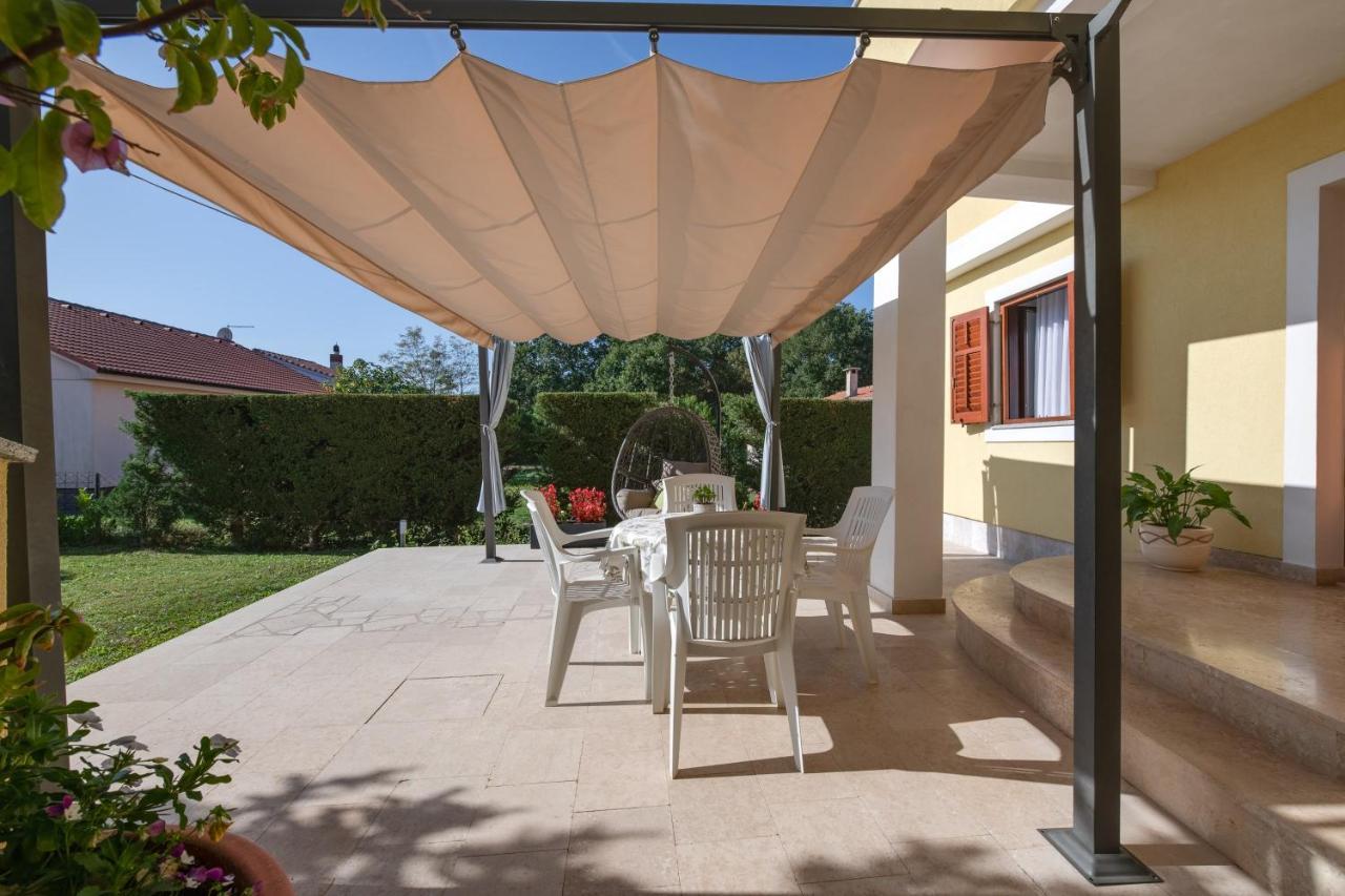 Villa Livia With Three Nice Apartments, Swimming Pool, Childrens Playground, Barbecue And Free Parking Ližnjan Exteriér fotografie