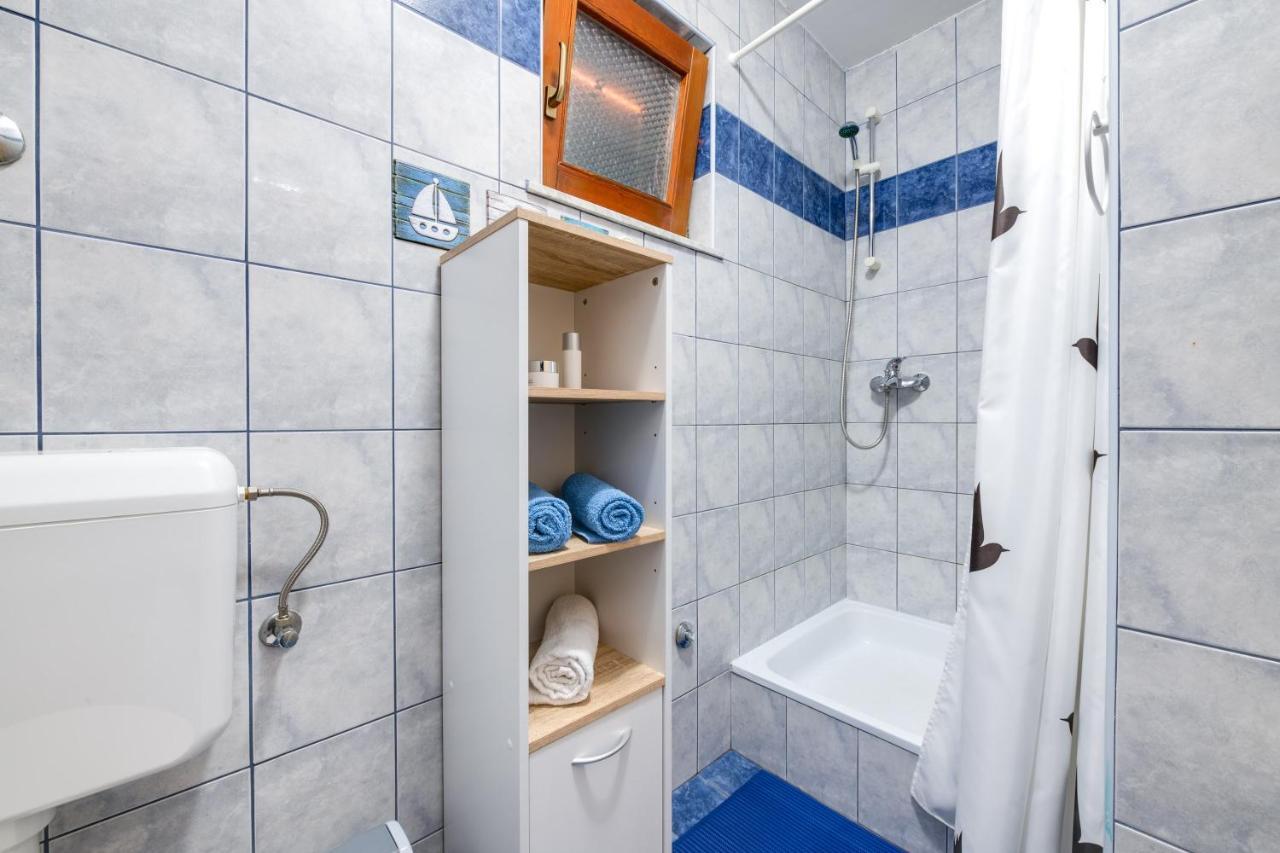 Villa Livia With Three Nice Apartments, Swimming Pool, Childrens Playground, Barbecue And Free Parking Ližnjan Exteriér fotografie