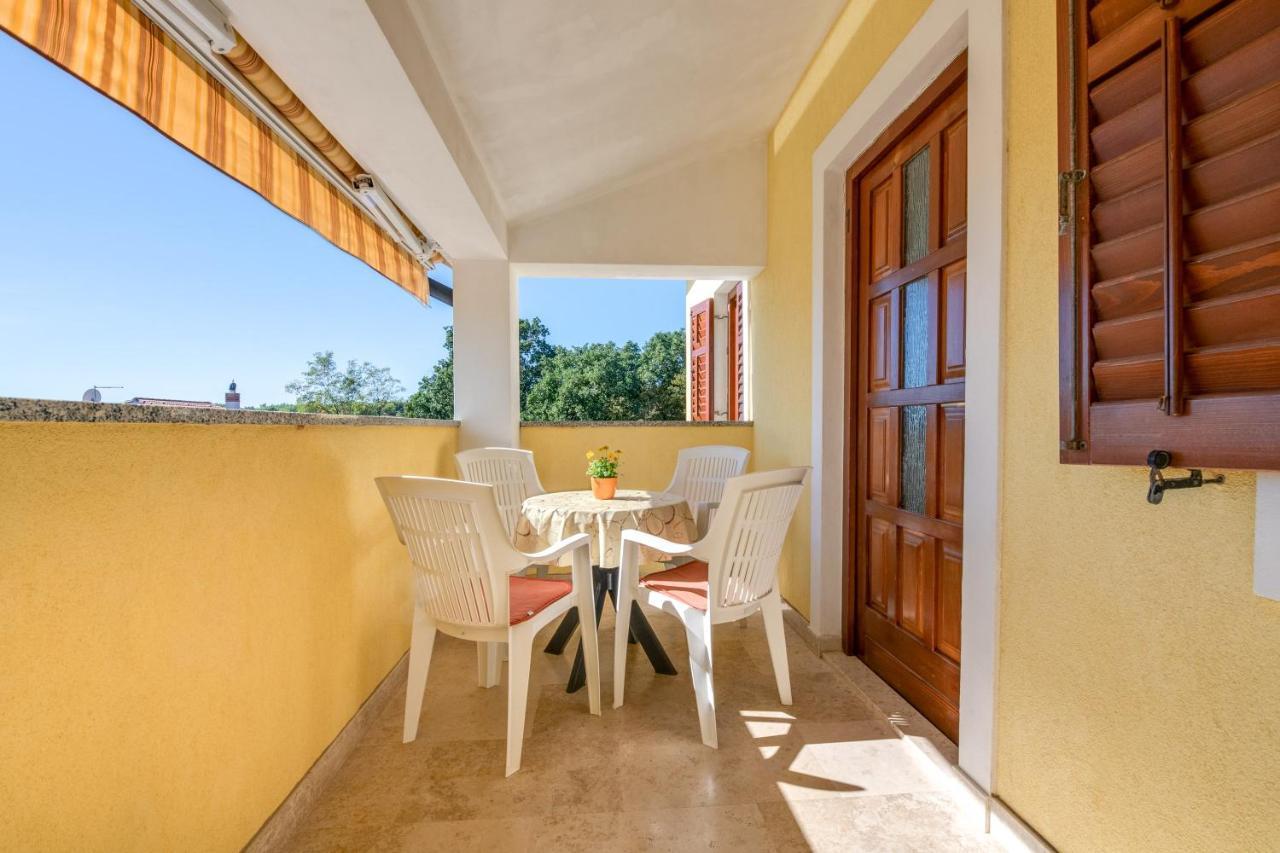 Villa Livia With Three Nice Apartments, Swimming Pool, Childrens Playground, Barbecue And Free Parking Ližnjan Exteriér fotografie