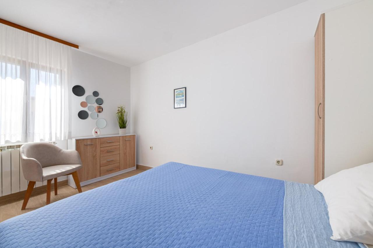 Villa Livia With Three Nice Apartments, Swimming Pool, Childrens Playground, Barbecue And Free Parking Ližnjan Exteriér fotografie