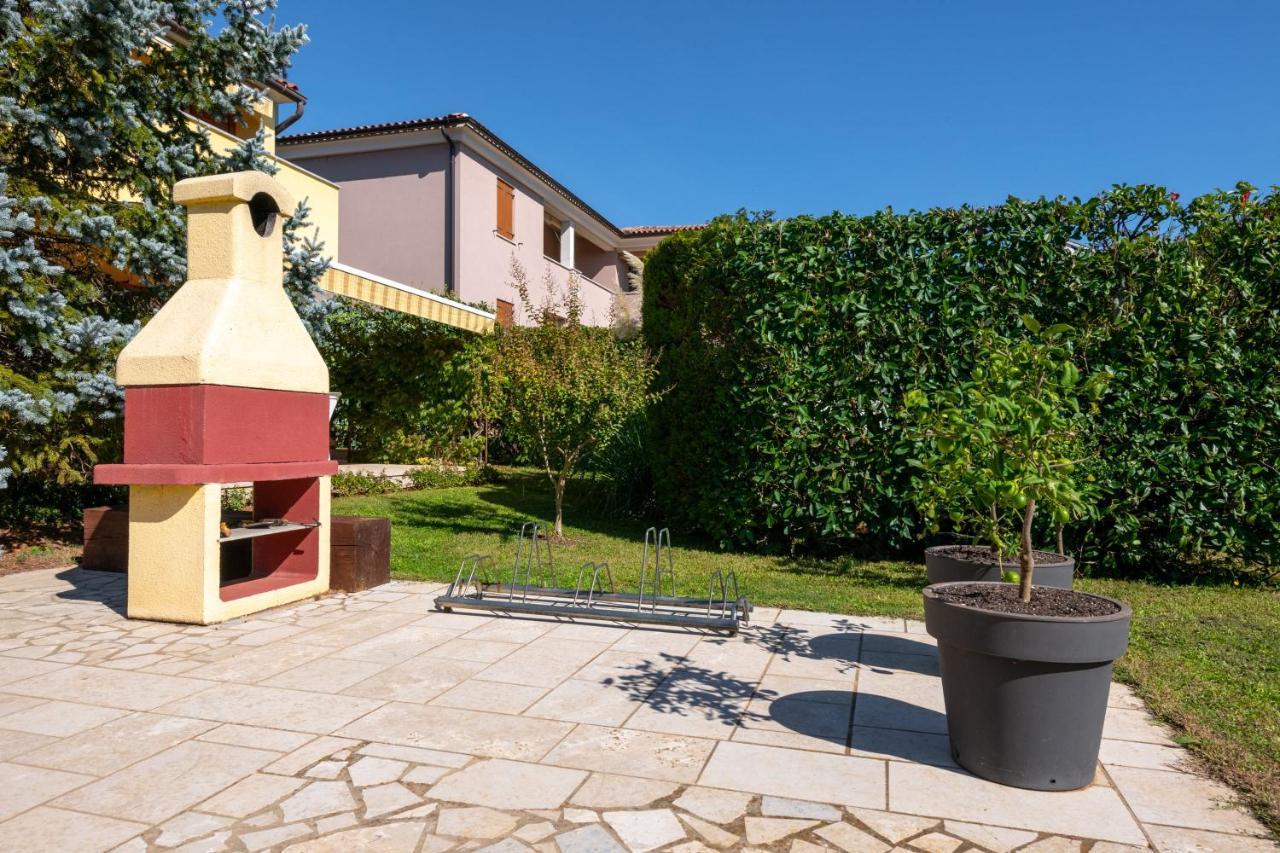 Villa Livia With Three Nice Apartments, Swimming Pool, Childrens Playground, Barbecue And Free Parking Ližnjan Exteriér fotografie