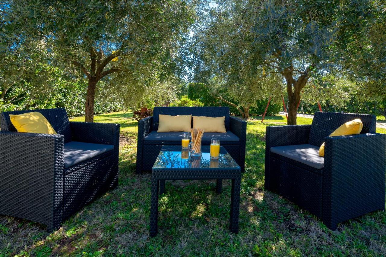 Villa Livia With Three Nice Apartments, Swimming Pool, Childrens Playground, Barbecue And Free Parking Ližnjan Exteriér fotografie