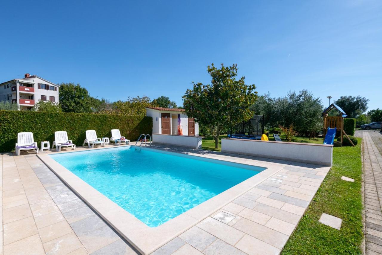 Villa Livia With Three Nice Apartments, Swimming Pool, Childrens Playground, Barbecue And Free Parking Ližnjan Exteriér fotografie