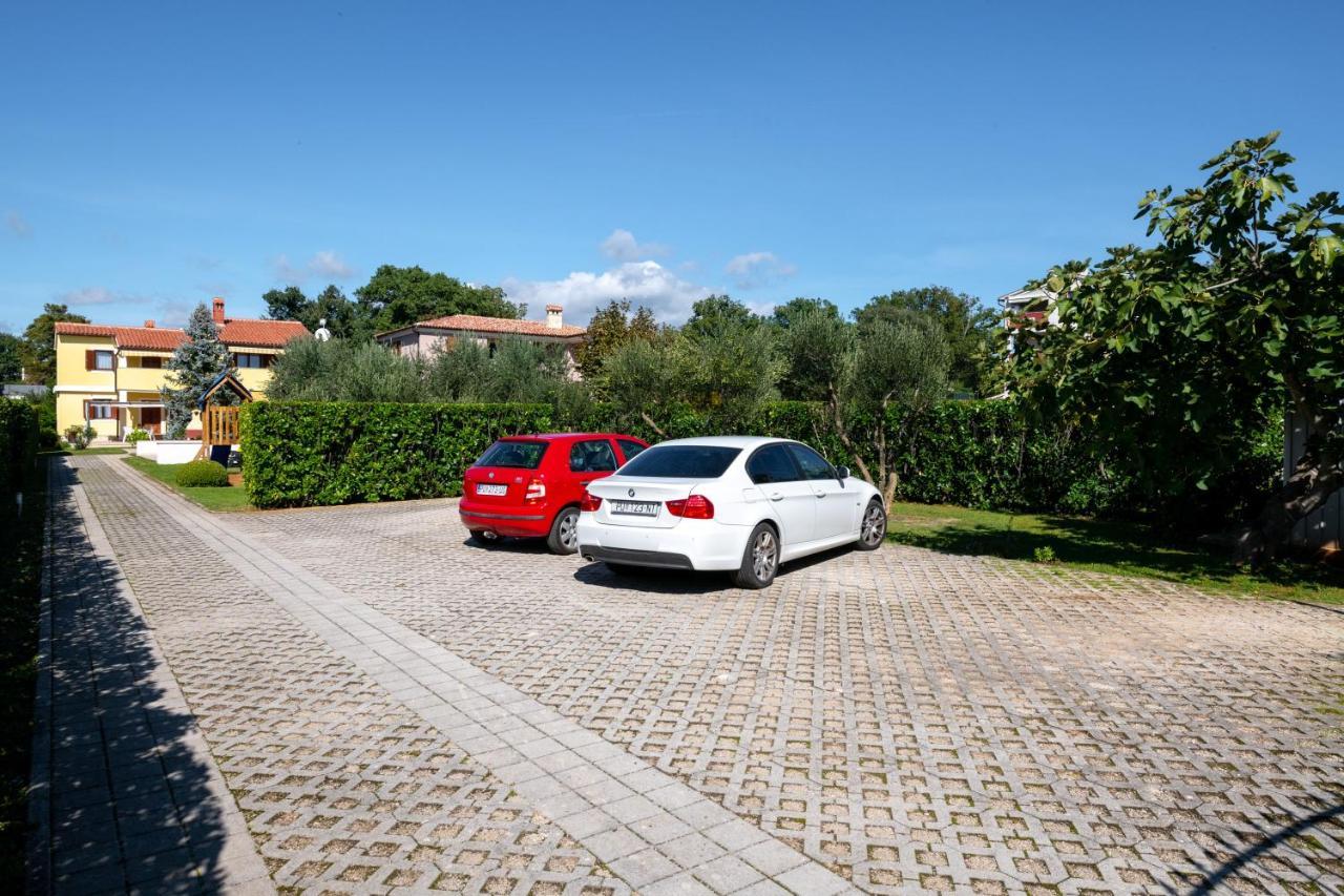 Villa Livia With Three Nice Apartments, Swimming Pool, Childrens Playground, Barbecue And Free Parking Ližnjan Exteriér fotografie