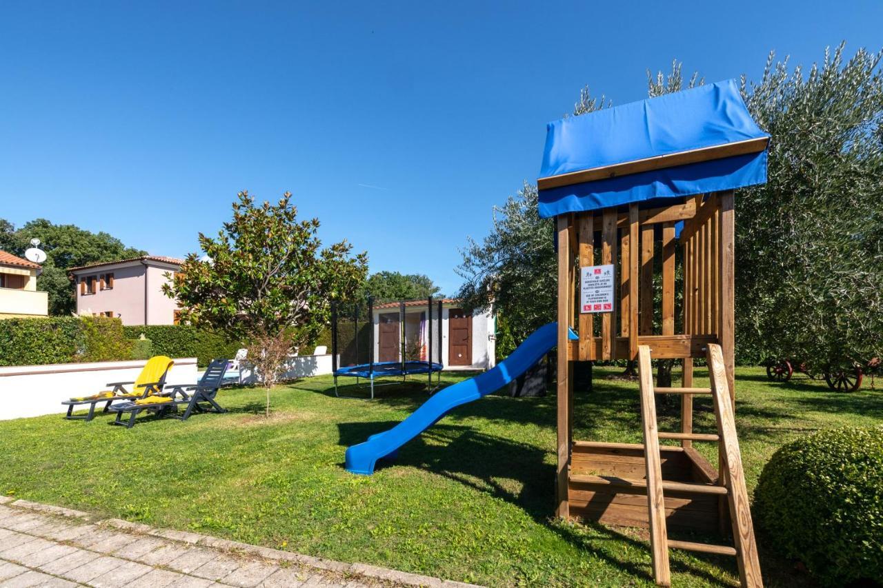 Villa Livia With Three Nice Apartments, Swimming Pool, Childrens Playground, Barbecue And Free Parking Ližnjan Exteriér fotografie