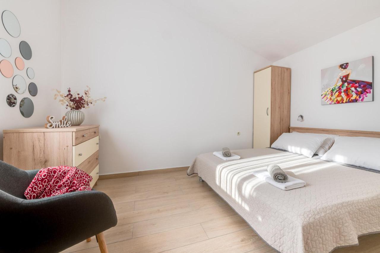 Villa Livia With Three Nice Apartments, Swimming Pool, Childrens Playground, Barbecue And Free Parking Ližnjan Exteriér fotografie