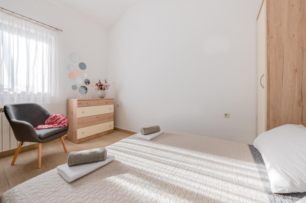 Villa Livia With Three Nice Apartments, Swimming Pool, Childrens Playground, Barbecue And Free Parking Ližnjan Exteriér fotografie