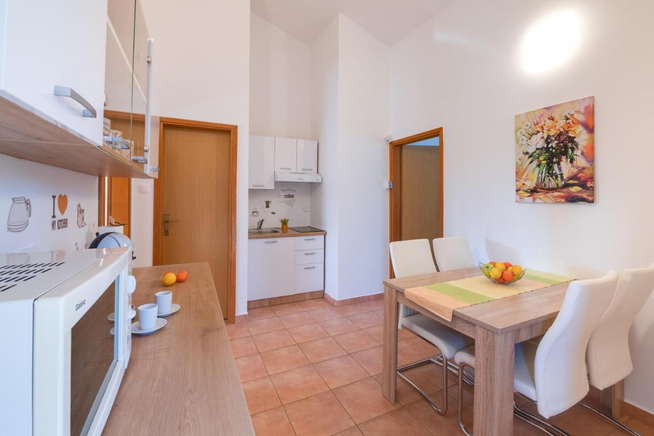 Villa Livia With Three Nice Apartments, Swimming Pool, Childrens Playground, Barbecue And Free Parking Ližnjan Exteriér fotografie