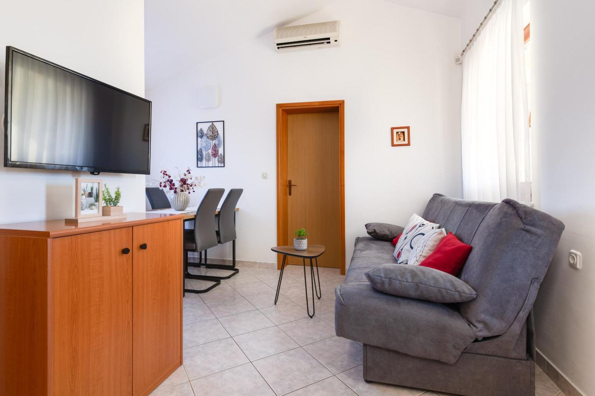 Villa Livia With Three Nice Apartments, Swimming Pool, Childrens Playground, Barbecue And Free Parking Ližnjan Exteriér fotografie